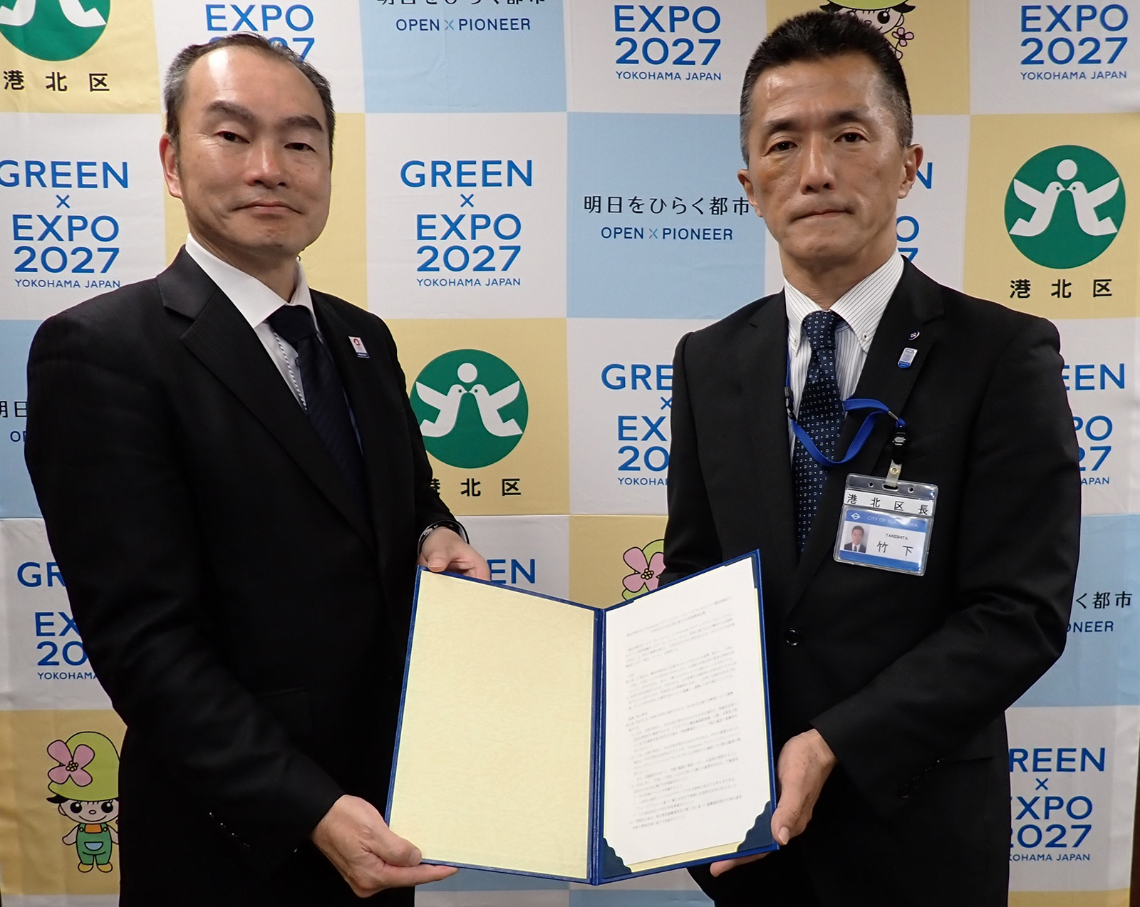 画像：左：協議会代表会員 パナソニックグループ 宮原 智彦（みやはら ともひこ）（パナソニック オペレーショナルエクセレンス株式会社 ビジネスソリューション本部長）、右：横浜市港北区長 竹下 幸紀（たけした ゆきのり）